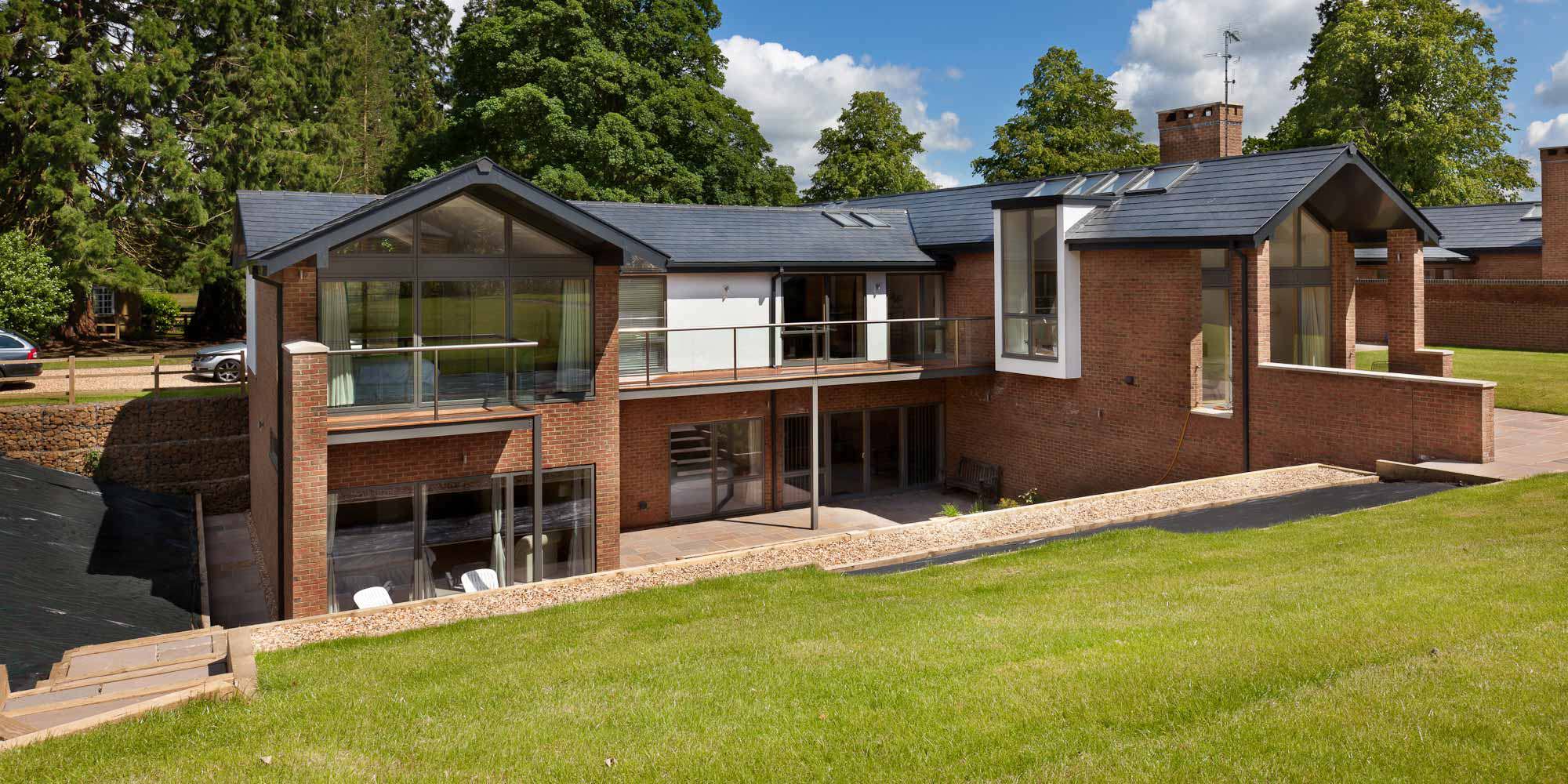 Flush-fit square aluminium downpipe systems
